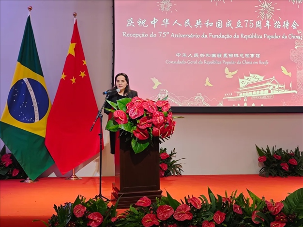 伯南布哥州州長(zhǎng)代表、科技廳長(zhǎng)維達(dá)爾在招待會(huì)上致辭。 中國(guó)駐累西腓總領(lǐng)館供圖