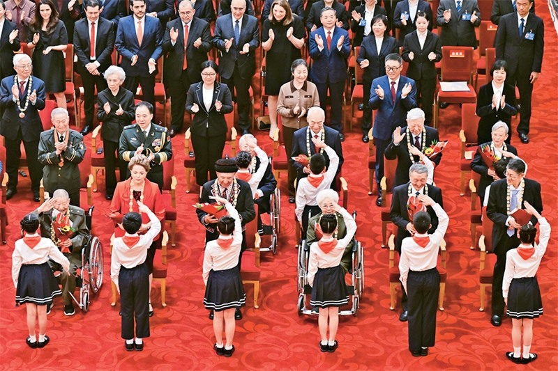 2024年9月29日，中華人民共和國國家勛章和國家榮譽稱號頒授儀式在北京人民大會堂隆重舉行。圖為少先隊員向國家勛章和國家榮譽稱號獲得者敬禮致意。 新華社記者 岳月偉/攝