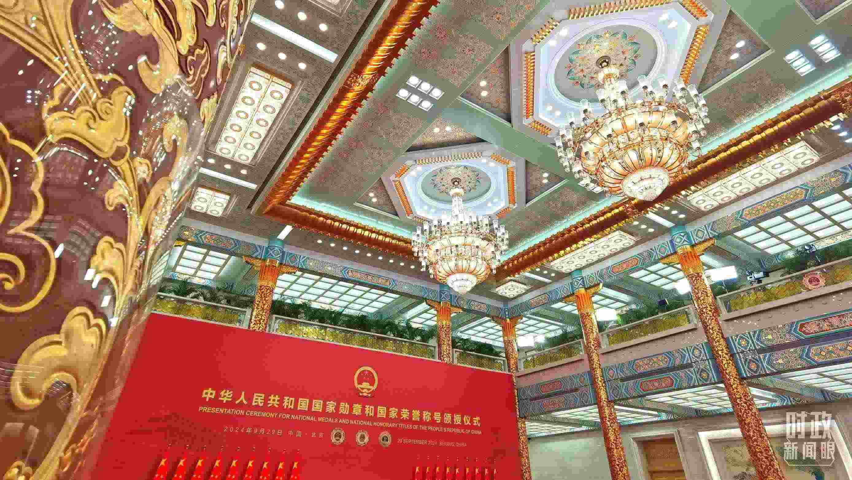 人民大會(huì)堂金色大廳燈光璀璨。（總臺(tái)央視記者郭鴻拍攝）