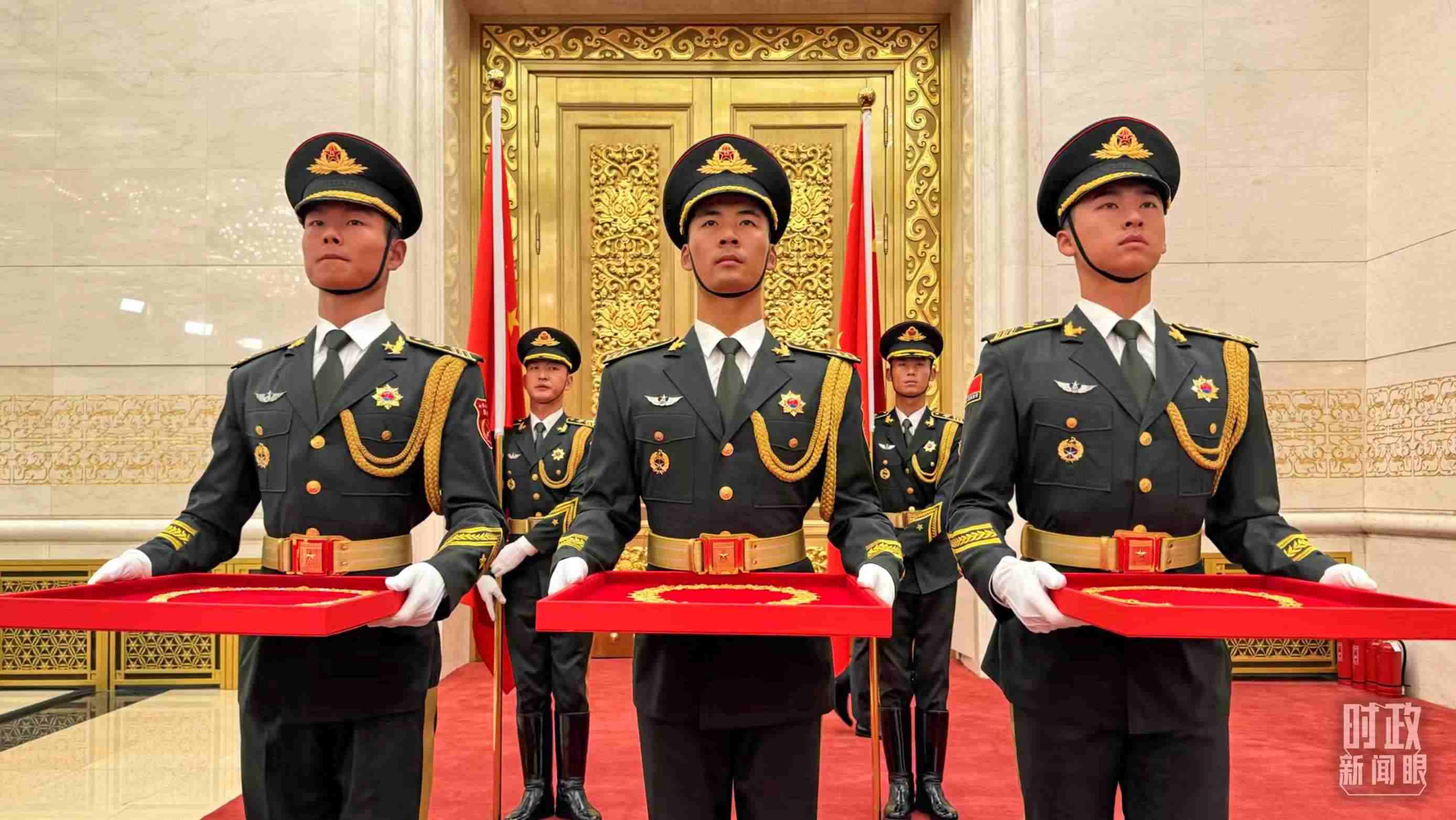 禮兵手捧共和國勛章、友誼勛章和國家榮譽(yù)稱號(hào)獎(jiǎng)?wù)?。（總臺(tái)央視記者李增仁拍攝）