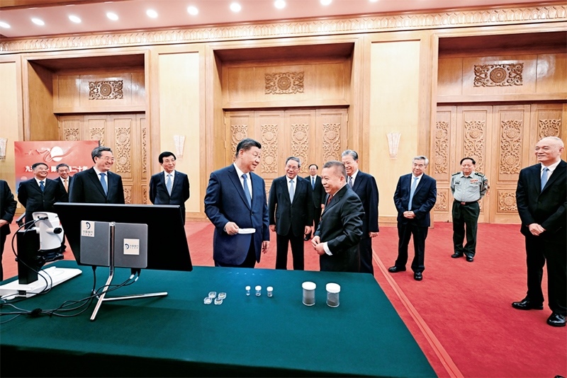 2024年9月23日，黨和國(guó)家領(lǐng)導(dǎo)人習(xí)近平、李強(qiáng)、趙樂際、王滬寧、蔡奇、丁薛祥、李希等在人民大會(huì)堂接見探月工程嫦娥六號(hào)任務(wù)參研參試人員代表并參觀月球樣品和探月工程成果展覽。這是習(xí)近平等參觀月球樣品和探月工程成果展覽。 新華社記者 謝環(huán)馳/攝