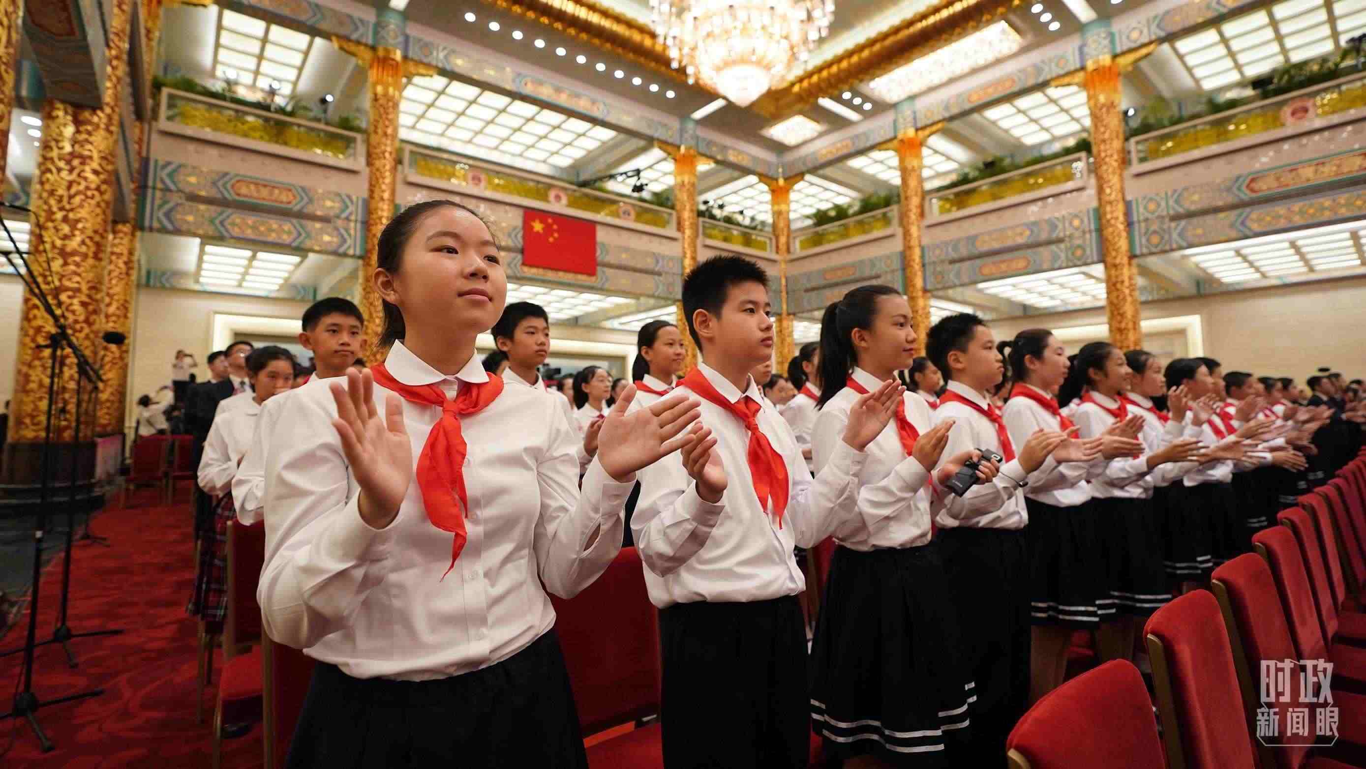 頒授儀式現(xiàn)場(chǎng)的少先隊(duì)員。（總臺(tái)記者李晉拍攝）