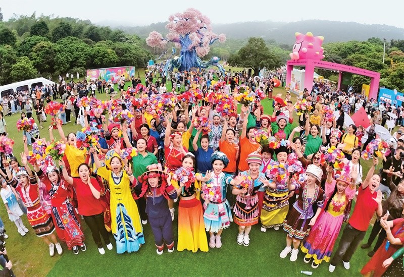 自2014年起，廣西持續(xù)舉辦“廣西三月三·八桂嘉年華”活動，各地民族民俗活動次第登臺，精彩紛呈，這個傳統(tǒng)民族節(jié)慶已演變?yōu)楦髯迦嗣窆蚕砉矘返墓?jié)日盛會和知名文化旅游品牌。圖為2024年4月11日在南寧市拍攝的活動主會場。 新華社記者 周華/攝