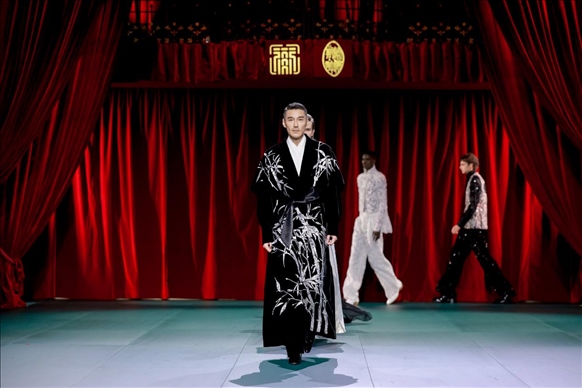 9月28日，模特在法國巴黎舉行的“2024巴黎·恭王府服飾秀”上展示服裝（主辦方供圖）