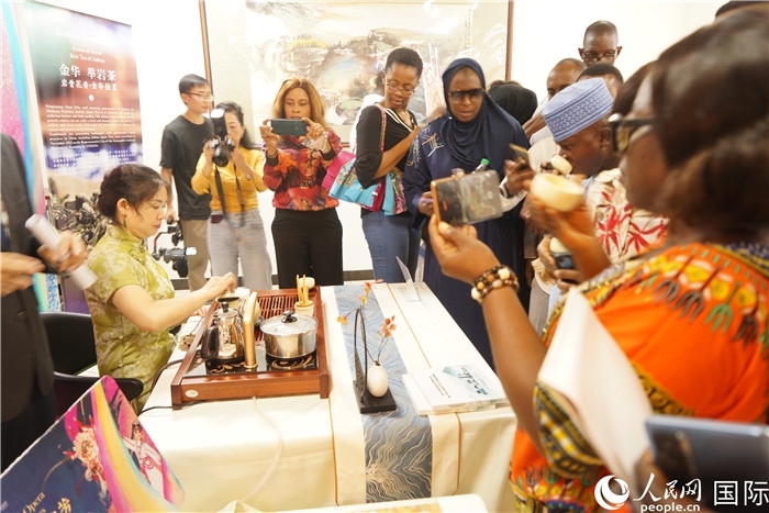 觀眾品嘗金華舉巖茶。人民網(wǎng)記者 姜宣攝