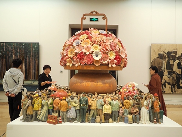 2024年9月28日，觀眾在中國美術(shù)館參觀“慶祝中華人民共和國成立75周年——第十四屆全國美術(shù)作品展覽進(jìn)京作品展”。杜建坡攝。來源：人民圖片網(wǎng)