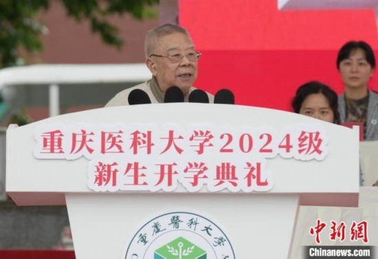 圖為陳宏礎(chǔ)教授為新生帶來“開學(xué)第一課”。中新網(wǎng)記者 周毅 攝