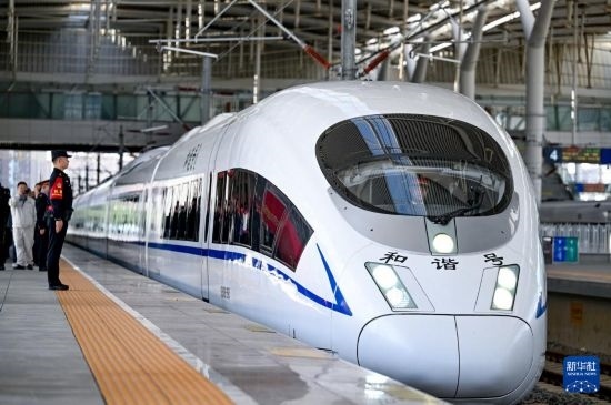 10月1日，由銀川開往惠農的C8218次列車從銀川站駛出。