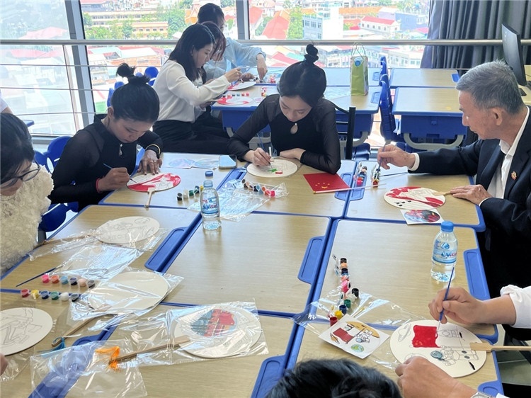 觀眾們?cè)隗w驗(yàn)畫(huà)扇。Sem Sophea攝