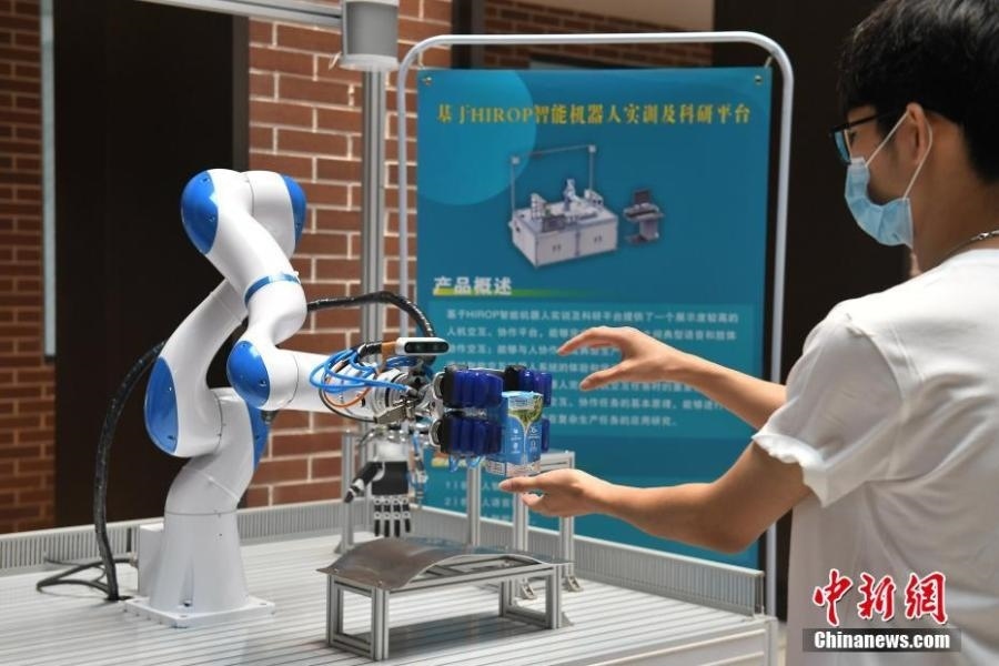  資料圖：高校為學(xué)生打造先進(jìn)科研平臺(tái)。中新社記者 陳楚紅 攝