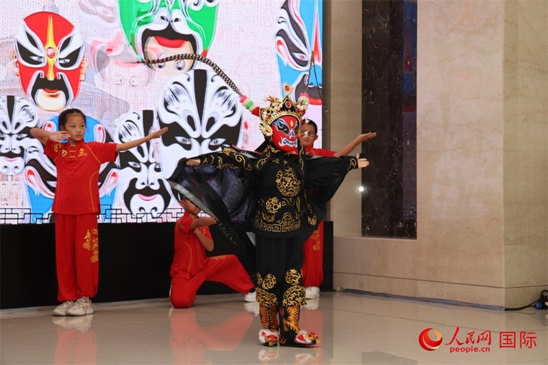 迪拜中國學(xué)校學(xué)生表演變臉。人民網(wǎng)記者任皓宇攝