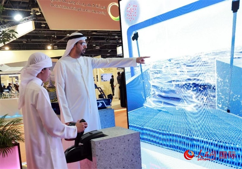 一名兒童在模擬操作船舶，撿拾海洋垃圾。人民網(wǎng)記者管克江攝