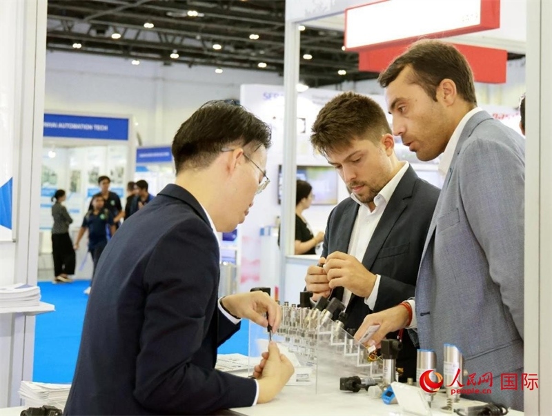 中外展商交流。人民網(wǎng)記者管克江攝