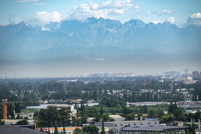 2024年7月1日，成都天氣晴好，遠處雪山清晰可見。