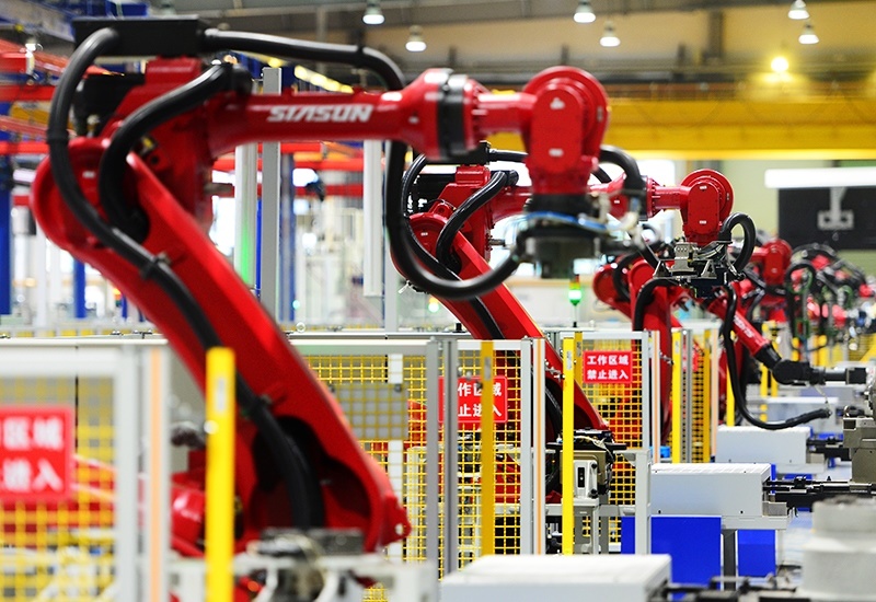 2019年11月22日，沈陽(yáng)，一家數(shù)字化智能工廠內(nèi)，名為SR210的機(jī)器人正在自主地抓取各種零部件，快速組裝稍小的工業(yè)機(jī)器人。