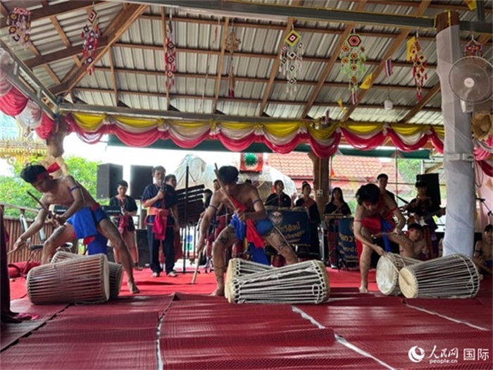 泰國藝術(shù)團體給游客表演當(dāng)?shù)貍鹘y(tǒng)舞蹈。人民網(wǎng)記者 簡承淵攝