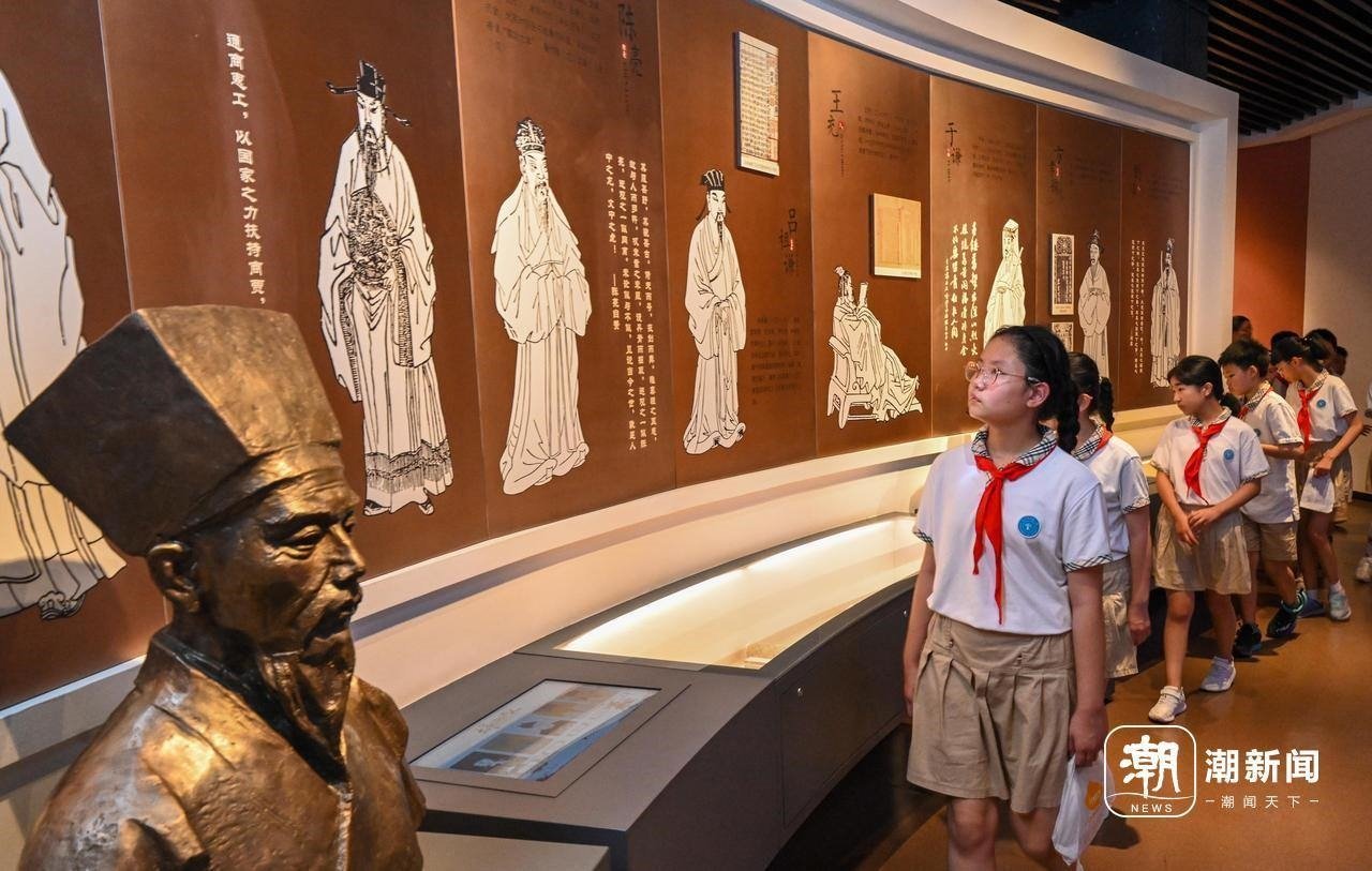 來自杭州市政苑小學(xué)的學(xué)生走進(jìn)浙江省檔案館“大寫浙江人”展廳，近距離“觸摸”歷史、走進(jìn)榜樣、聆聽故事，激發(fā)愛黨愛國愛家熱情。記者 董旭明 攝