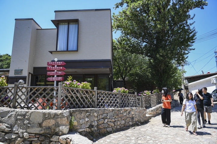 游客在北京延慶石峽村觀光（2024年6月1日攝）。新華社記者 陳鐘昊 攝