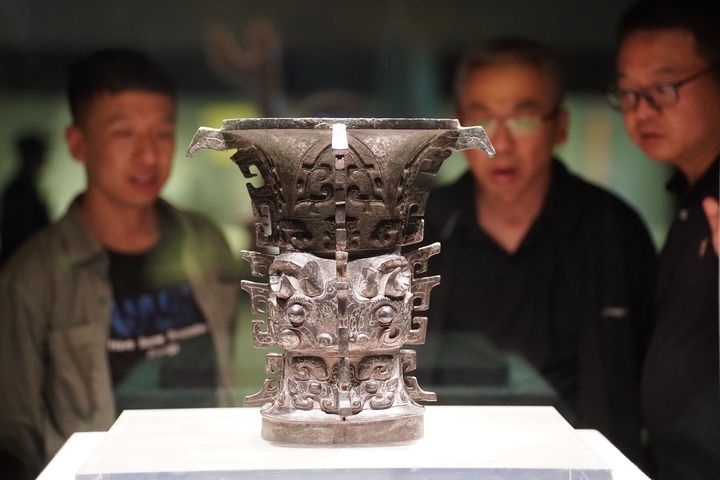 2024年5月9日，游客在陜西寶雞青銅器博物院內(nèi)參觀西周文物何尊。新華社記者 邵瑞 攝