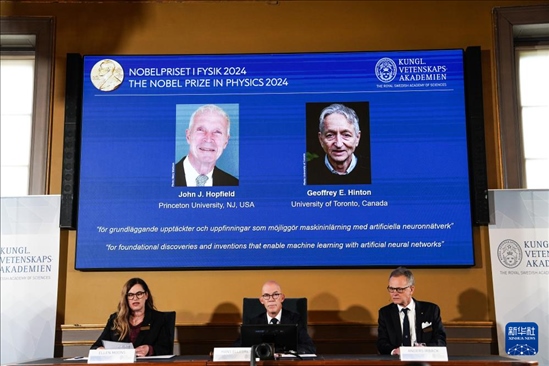10月8日，在瑞典斯德哥爾摩舉行的2024年諾貝爾物理學(xué)獎(jiǎng)公布現(xiàn)場(chǎng)，屏幕顯示獎(jiǎng)項(xiàng)得主美國(guó)普林斯頓大學(xué)的約翰·霍普菲爾德和加拿大多倫多大學(xué)的杰弗里·欣頓。新華社記者 彭子洋 攝