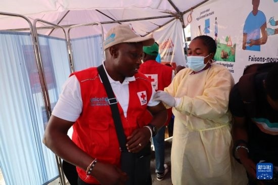 10月5日，在剛果（金）北基伍省首府戈馬市一座醫(yī)院內(nèi)，醫(yī)護(hù)人員為一名聯(lián)合國(guó)兒童基金會(huì)工作人員接種猴痘疫苗。新華社發(fā)（阿蘭·烏亞卡尼攝）