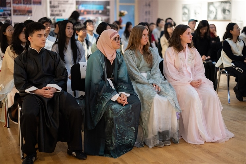 參加《時光流韻·中國戲劇藝術(shù)服飾展》的中國文化愛好者。 斯德哥爾摩中國文化中心供圖