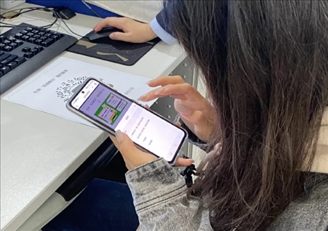 趙女士用手機掃碼預約幫辦服務。圖片來源：微信公眾號“上海市普陀區(qū)政務服務中心”