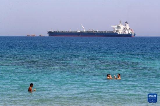 這是10月8日在埃及蘇伊士灣拍攝的行駛中的船只。新華社記者 隋先凱 攝