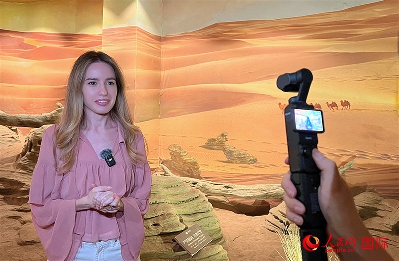 麗娜在吐魯番坎兒井源景區(qū)錄制視頻。人民網(wǎng)記者 曾書柔攝