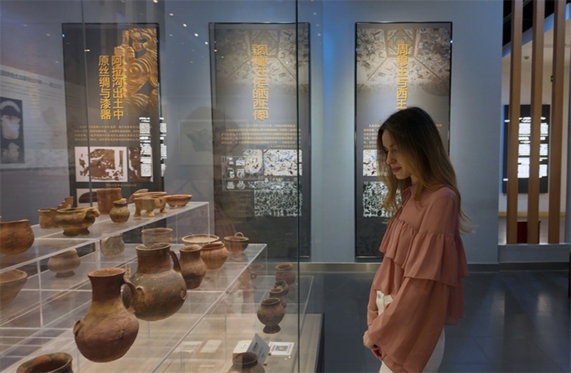 麗娜在吐魯番博物館參觀。劉妍希攝