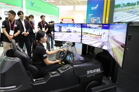“智慧生活周”博覽會(huì)上展示的模擬駕駛系統(tǒng)。人民網(wǎng)記者 莽九晨攝