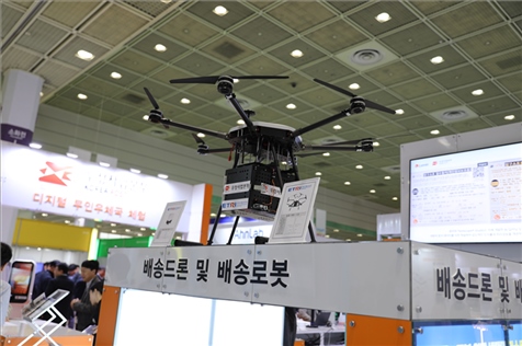 “智慧生活周”博覽會(huì)上展出的快遞無(wú)人機(jī)。人民網(wǎng)記者 莽九晨攝