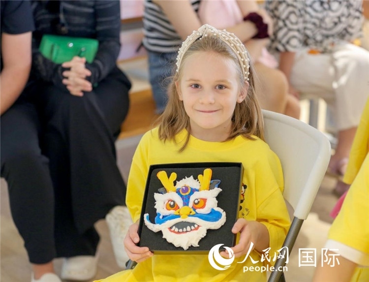 一名中文愛(ài)好者手捧生肖畫(huà)。人民網(wǎng)中東中心分社塔里克·易卜拉欣攝