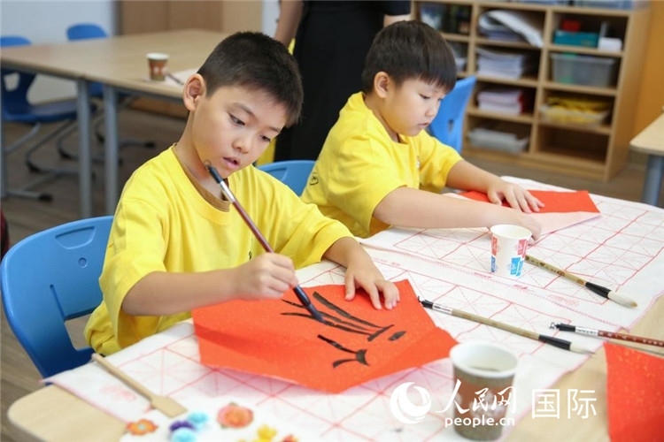 書(shū)法課。人民網(wǎng)中東中心分社塔里克·易卜拉欣攝