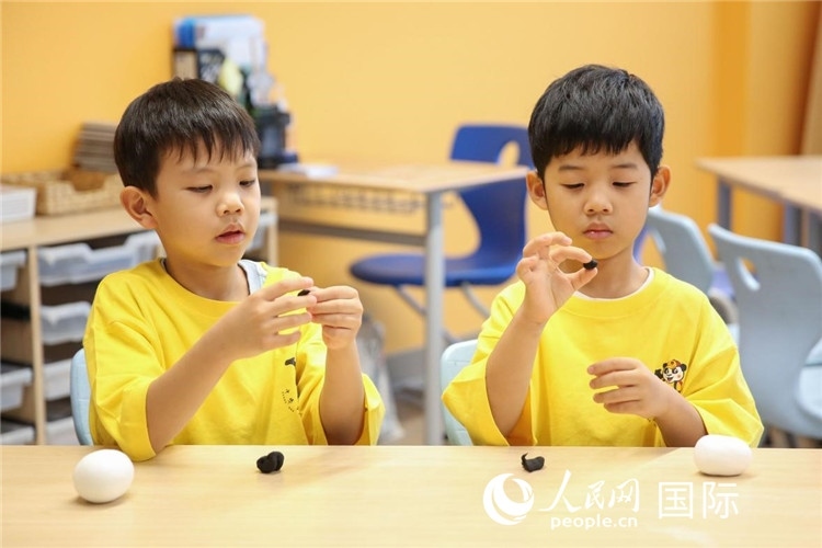 做手工。人民網(wǎng)中東中心分社塔里克·易卜拉欣攝