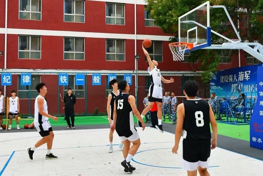 全天候室外運(yùn)動木地板籃球場上精彩激烈的籃球賽。 主辦方供圖