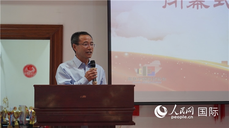 中國駐約翰內斯堡代總領事周育江在閉幕式上致辭。 人民網 張茜攝