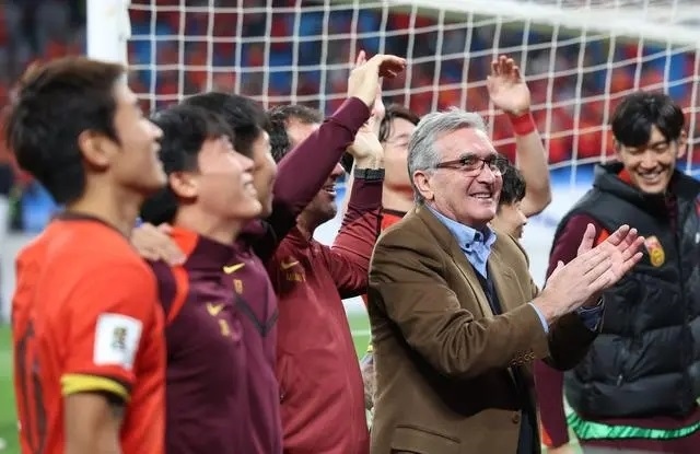 10月15日晚，國(guó)足主教練伊萬(wàn)科維奇（前右）賽后向觀眾致意。新華社記者 胡星宇攝