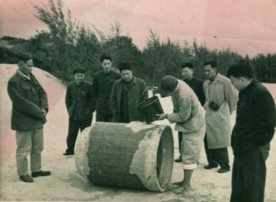 谷文昌（左一）與工程技術(shù)人員解決地下水供給（資料照片）。谷文昌帶領(lǐng)群眾修建了22座水庫(kù)和705處永久性水利工程，緩解了東山縣水資源極度缺乏的難題。