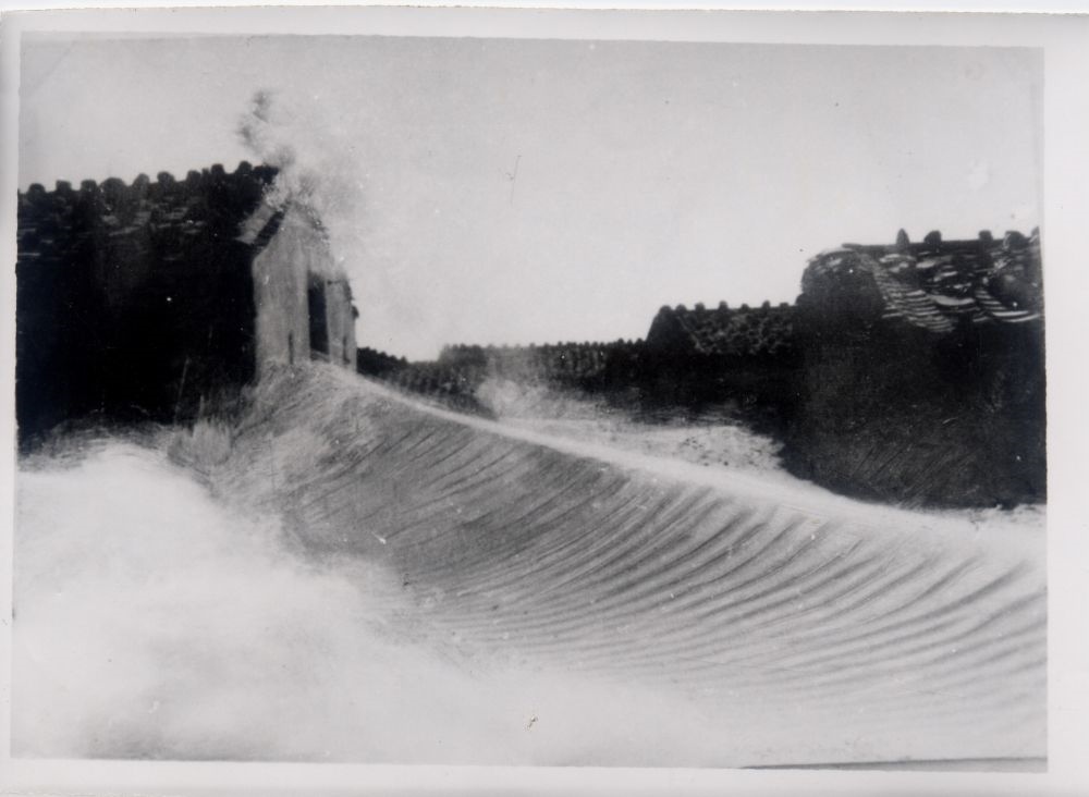 昔日的東山島風(fēng)沙掩埋部分村民村舍（資料照片）。