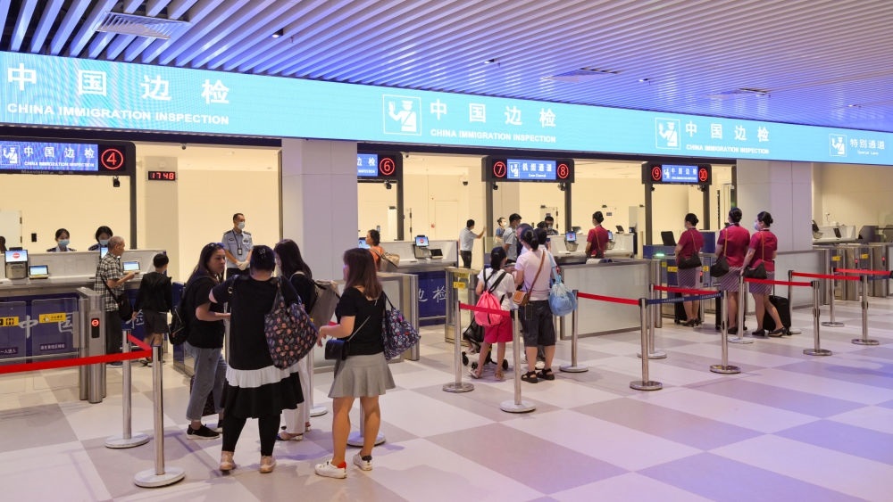 2023年7月26日，旅客在三亞鳳凰國際機(jī)場(chǎng)國際航站樓有序通關(guān)。三亞鳳凰國際機(jī)場(chǎng)國際航站樓改擴(kuò)建項(xiàng)目主體工程已于2023年7月1日完工并投入使用，該項(xiàng)目是海南自貿(mào)港首個(gè)主體工程完工并投入使用的封關(guān)運(yùn)作項(xiàng)目?！逗Ｄ献杂少Q(mào)易港建設(shè)總體方案》明確，海南將在2025年前適時(shí)啟動(dòng)全島封關(guān)運(yùn)作。