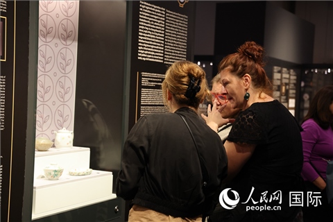 嘉賓參觀展覽。人民網(wǎng)記者 禹麗敏攝