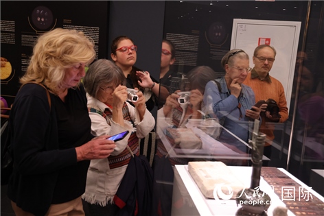 嘉賓參觀展覽。人民網(wǎng)記者禹麗敏 攝。