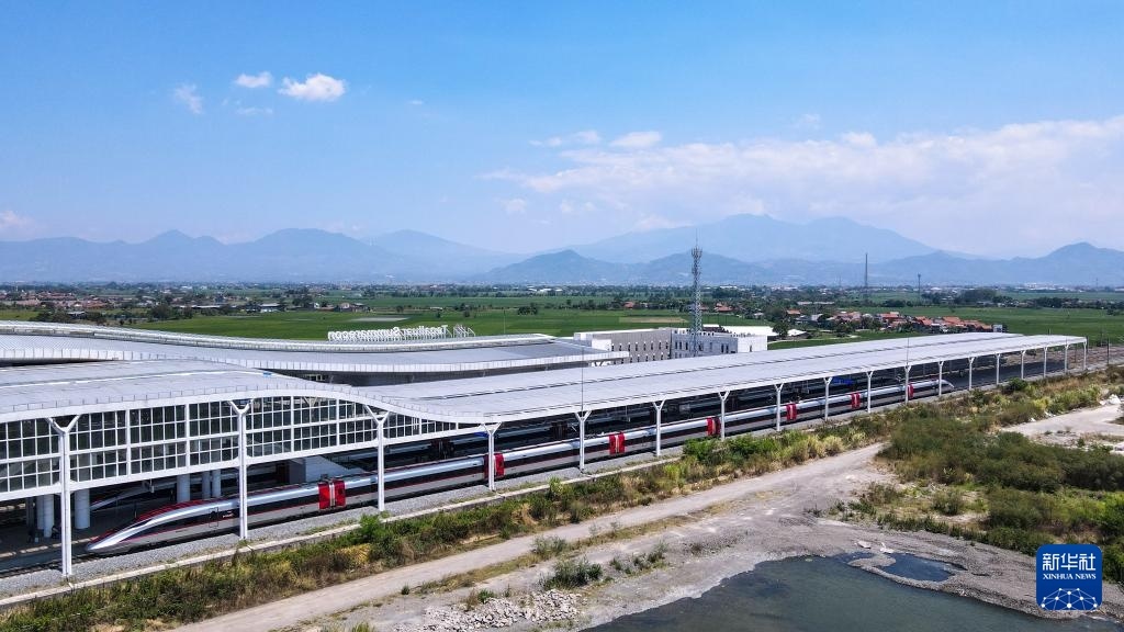 9月13日，在印度尼西亞萬隆德卡魯爾站，雅萬高鐵高速動車組列車?？吭谡九_上（無人機照片）。新華社記者 徐欽 攝