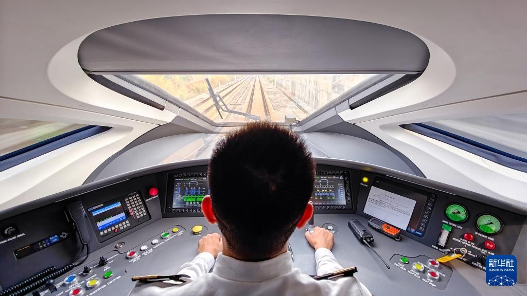 9月12日，司機駕駛高速動車組列車行駛在雅萬高鐵上（手機照片）。新華社記者 徐欽 攝