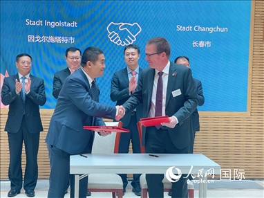 （10月16日，第十屆巴伐利亞中國日在慕尼黑舉行。圖為簽約儀式現(xiàn)場。人民網(wǎng)記者劉赫攝）