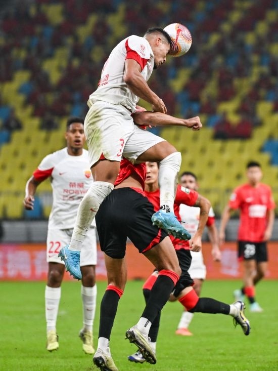 10月18日，上海海港隊(duì)球員蔣光太（上）在比賽中和成都蓉城隊(duì)球員費(fèi)利佩（下）爭(zhēng)頂。新華社記者 王曦 攝