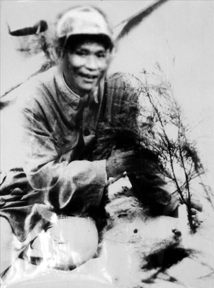 谷文昌與試種成活的木麻黃（資料照片）。