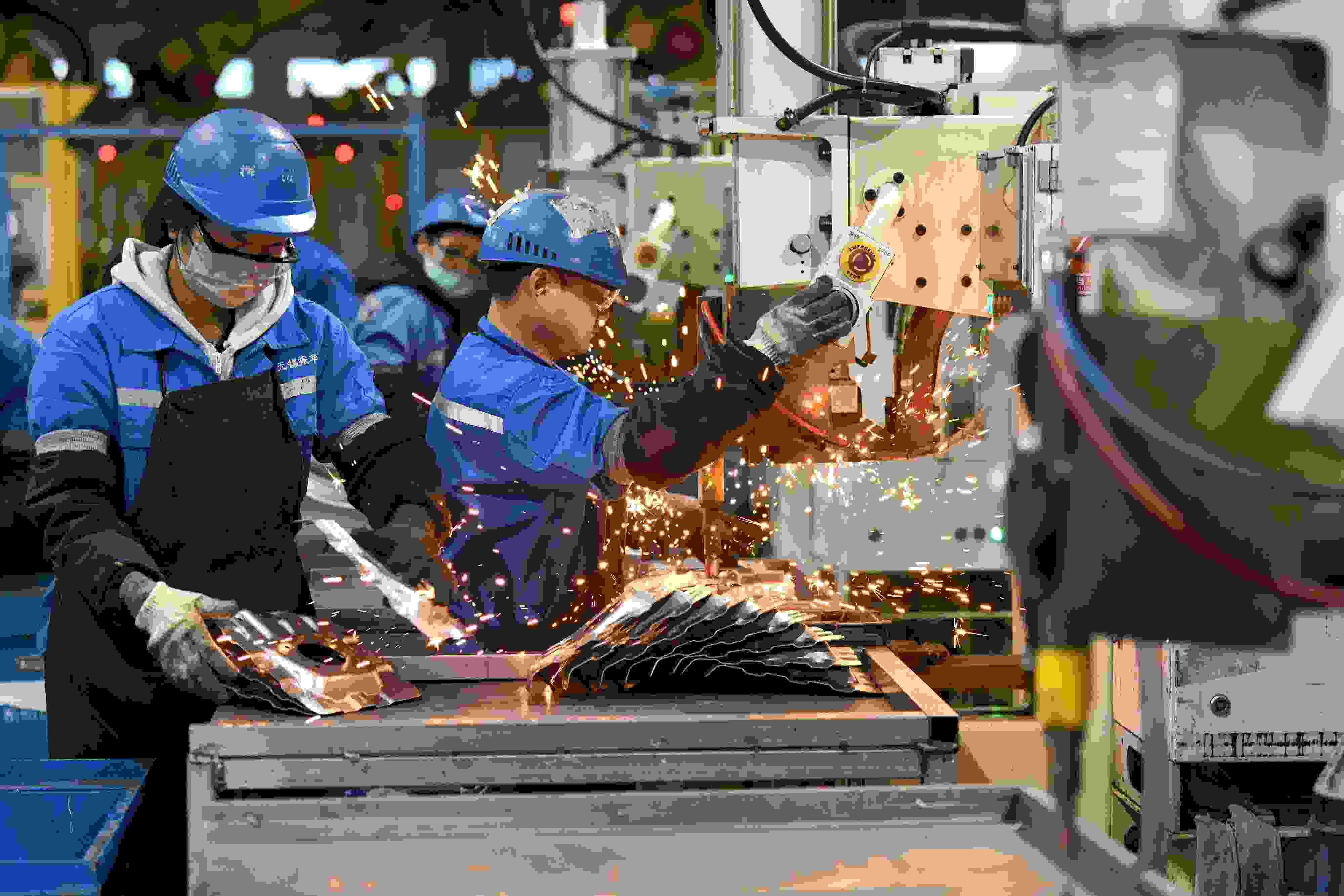 2023年2月7日，福建省寧德市蕉城區(qū)一家汽車零部件生產(chǎn)企業(yè)的生產(chǎn)線上一派繁忙景象。