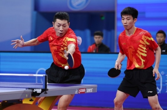 10月18日，上海隊組合許昕（左）/周愷在雙打比賽中。他們3:0戰(zhàn)勝福建隊組合曾蓓勛/陳俊菘。新華社記者 王楷焱 攝
